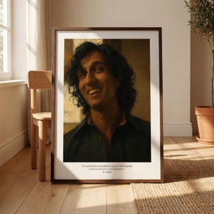 Op de afbeelding: Een ingelijste portretafdruk van een persoon met donker haar in een donker overhemd met kraag tegen een warme, getextureerde achtergrond. Onder de afbeelding staat de tekst: "MY DAUGHTER WAS MY SISTER WAS MY THROW PILLOW! LESTAT LESTAT LESTAT LESTAT LESTAT..." By Armand.