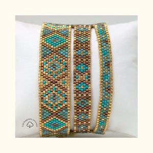 Peut inclure: Trois bracelets perlés avec une base dorée et des motifs complexes en turquoise et marron. Les bracelets sont présentés sur une surface blanche, mettant en valeur le travail de perles détaillé et les combinaisons de couleurs. Le design présente des formes géométriques.