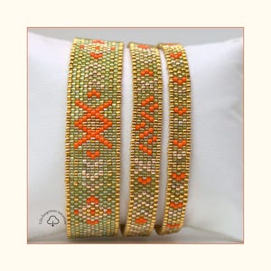 Peut inclure: Trois bracelets perlés avec des motifs complexes. Les bracelets présentent une combinaison de perles vert olive, dorées et orange. Le design comprend des formes géométriques et des motifs floraux. Les bracelets sont présentés sur une surface blanche.