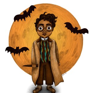 Puede incluir: Una ilustración de dibujos animados de una persona con gafas, un abrigo marrón y un jersey a rayas, sosteniendo un cuchillo. La persona está de pie frente a una gran luna naranja con tres murciélagos negros volando a su alrededor.