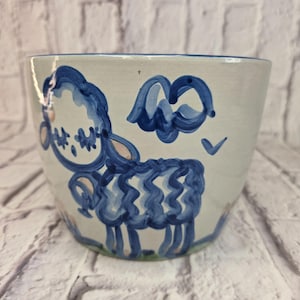 Maceta vintage de cerámica azul y blanca con forma de oveja de M.A. Hadley, 5,8 pulgadas, pintada a mano y firmada.