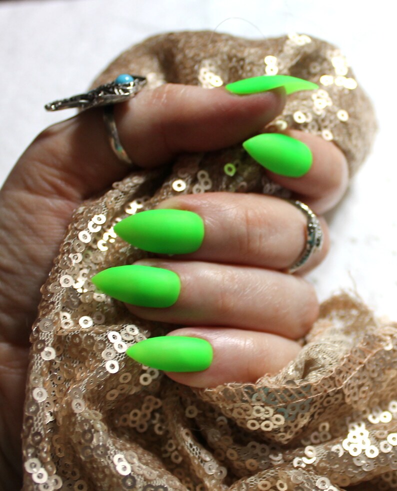 Appuyez sur les ongles mat néon vert Stiletto cercueil rond image 0