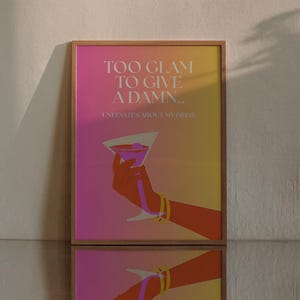 Too Glam To Give A Damn... Tenzij It's My Drink Wall Art | Woondecoraties | Happy Hour | Energieke en opvallende poster | Digitale download
