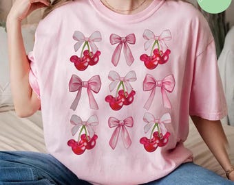 Komfortfarben Mickey Mouse Cherry Coquette Shirt, Retro Disney Pink Shirt, süßes Disney T-Shirt, Geschenk für sie, Disney Parks Reise, Geschenk für Frau
