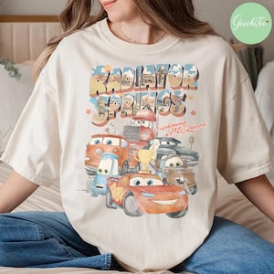 Retro Comfort Farben Radiator Springs Cars Film Shirt, Lightning Mcqueen T-Shirt, Disney Cars Film T-Shirt, Disney Familien Reise 2025 Shirts