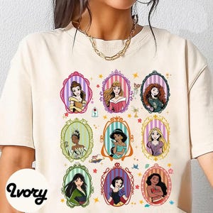 Camiseta con retrato de princesa Disney en el espejo con personajes completos en acuarela, camiseta para viaje de chicas a Disneyland, camiseta para amigas Disney, camiseta para viaje a WDW