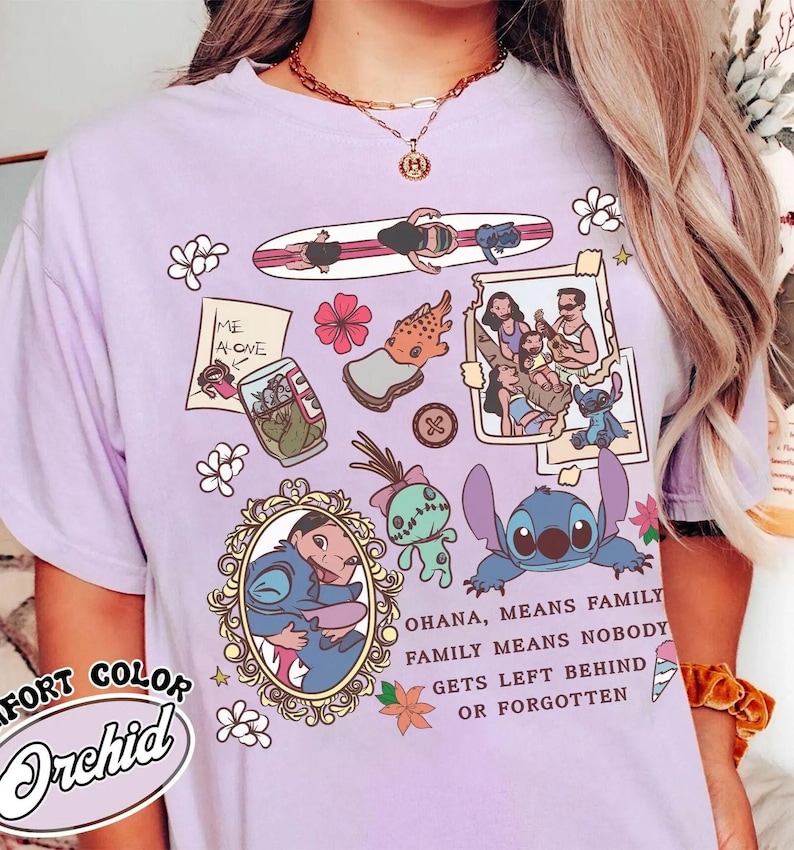 Peut inclure: Un t-shirt violet clair avec un motif graphique de personnages de dessins anim&eacute;s et le texte "OHANA, MEANS FAMILY". Le motif comprend des images d'une planche de surf, de fleurs et d'une photo encadr&eacute;e. Le t-shirt est &eacute;tiquet&eacute; "Comfort Color Orchid".