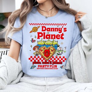 Maglietta personalizzata Disney Toy Story Birthday Pizza Planet Aliens Woody Buzz, maglietta Buzz Lightyear Woody Aliens, maglietta coordinata per la famiglia Disney Trip immagine 2