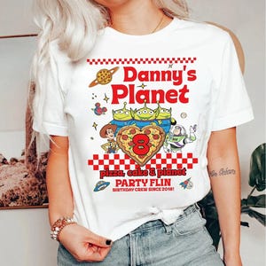 Pu&ograve; includere: Un cartello in legno fatto a mano con la scritta "Welcome to our home" in stile scritto a mano. Il cartello &egrave; dipinto di bianco con scritte nere e una finitura invecchiata, adatto per uso interno o esterno.