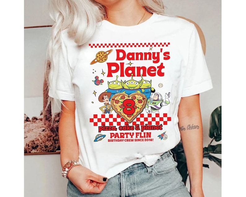 Pu&ograve; includere: Un cartello in legno fatto a mano con la scritta "Welcome to our home" in stile scritto a mano. Il cartello &egrave; dipinto di bianco con scritte nere e una finitura invecchiata, adatto per uso interno o esterno.