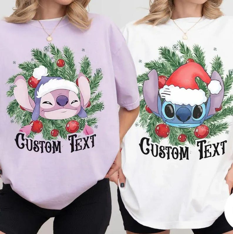 Puede incluir: Dos camisetas, una lavanda y otra blanca, con un personaje de dibujos animados que lleva un gorro de Pap&aacute; Noel y una corona navide&ntilde;a. El texto "CUSTOM TEXT" est&aacute; impreso debajo del personaje en una fuente estilizada.