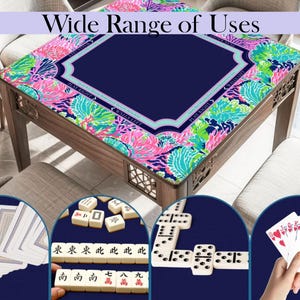 Puede incluir: Una mesa de juego de madera con un centro azul marino y un borde floral colorido. La mesa est&aacute; rodeada de sillas y muestra naipes, domin&oacute;s y fichas de mahjong, con el texto "Wide Range of Uses".