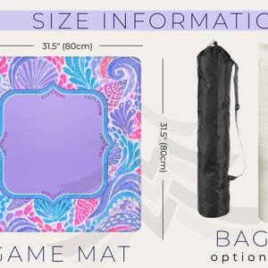 K&ouml;nnte beinhalten: Ein quadratisches Spielmatte mit einem Muschel- und Wellenmuster in Rosa, Blau und Lila, misst 80 cm (31,5 Zoll). Enth&auml;lt eine schwarze Tragetasche und einen wei&szlig;en gerollten Gegenstand. Text auf der Matte lautet "GAME MAT".
