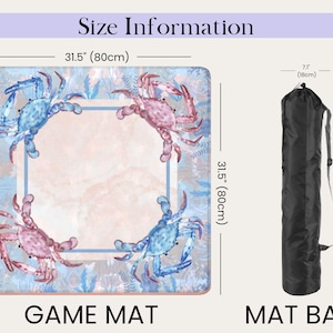 Puede incluir: Un tapete de juego cuadrado con ilustraciones de cangrejos azules y rosas, de 80 cm por lado. Tambi&eacute;n se muestra una bolsa negra para el tapete, de 85 cm de alto. La bolsa mide 18 cm de ancho.