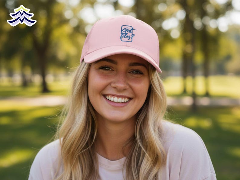 Op de afbeelding: Lichtroze baseballpet met de tekst "Got Vibes?" in donkerblauwe letters. De pet heeft een gebogen klep en is gemaakt van een zachte stof. Deze pet is een modieus accessoire voor dagelijks gebruik.