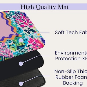 K&ouml;nnte beinhalten: Eine hochwertige Matte mit einem floralen Design in Rosa, Gr&uuml;n und Blau. Die Matte hat ein weiches Tech-Gewebe, Umweltschutz XPE und eine rutschfeste, dicke Schaumstoffr&uuml;cken. Der Text "High Quality Mat" steht oben.