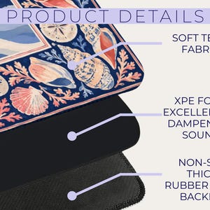 K&ouml;nnte beinhalten: Rechteckiges Mousepad mit maritimem Design mit Muscheln und Korallen in Blau-, Rosa- und Beiget&ouml;nen. Es hat eine weiche Stoffoberfl&auml;che, XPE-Schaum zur Schalld&auml;mpfung und eine rutschfeste Gummi-Schaumstoff-R&uuml;ckseite. Der Text "PRODUCT DETAILS" steht oben.
