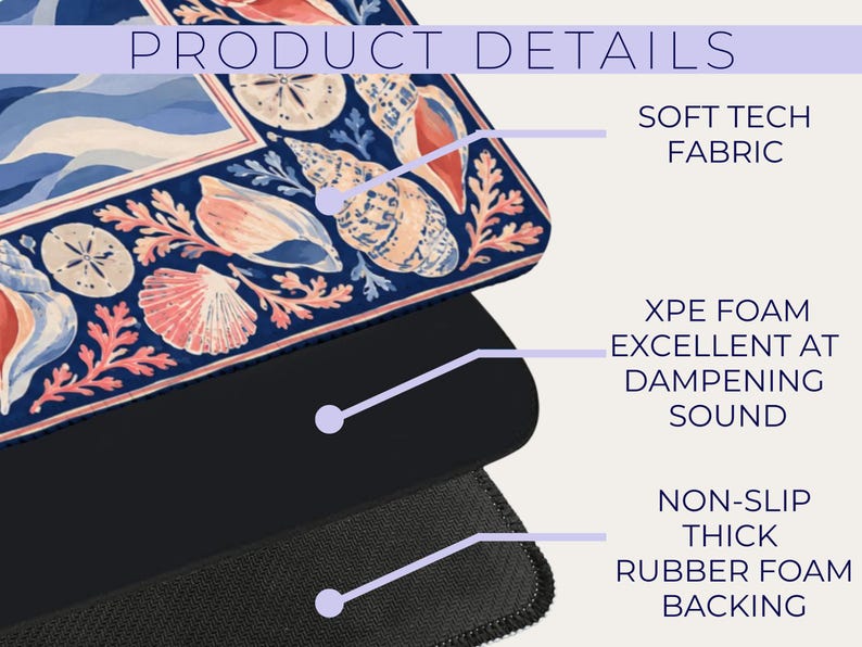 K&ouml;nnte beinhalten: Rechteckiges Mousepad mit maritimem Design mit Muscheln und Korallen in Blau-, Rosa- und Beiget&ouml;nen. Es hat eine weiche Stoffoberfl&auml;che, XPE-Schaum zur Schalld&auml;mpfung und eine rutschfeste Gummi-Schaumstoff-R&uuml;ckseite. Der Text "PRODUCT DETAILS" steht oben.