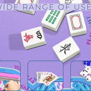 K&ouml;nnte beinhalten: Wei&szlig;e Mahjong-Steine mit schwarzen und roten Symbolen liegen auf einer lila Oberfl&auml;che. Das Bild enth&auml;lt den Text "WIDE RANGE OF USES" und zeigt auch Spielkarten, Dominosteine und andere Spielsteine, was auf ein vielseitiges Spielset hindeutet.