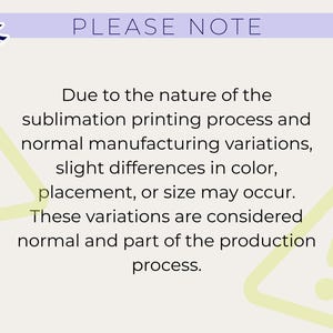 Pu&ograve; includere: Grafica beige chiaro con la scritta "PLEASE NOTE" in uno striscione viola. Il testo sottostante spiega che potrebbero verificarsi lievi variazioni di colore, posizionamento o dimensioni a causa del processo di stampa a sublimazione.