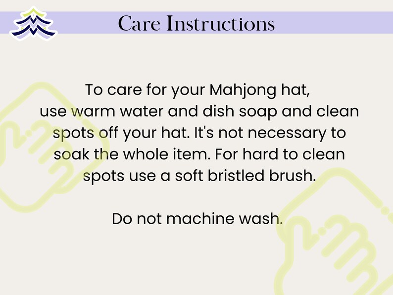 Op de afbeelding: Afbeelding met verzorgingsinstructies voor een Mahjong-hoed. De tekst adviseert om warm water en afwasmiddel te gebruiken om vlekken te reinigen, het hele item niet te weken en een zachte borstel te gebruiken voor hardnekkige vlekken. Er staat ook dat je het niet in de machine moet wassen.