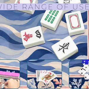 K&ouml;nnte beinhalten: Wei&szlig;e Mahjong-Steine mit roten und schwarzen Symbolen liegen auf einem blauen, wellenf&ouml;rmigen Hintergrund. Das Bild enth&auml;lt den Text "WIDE RANGE OF USES" und kleinere Bilder von Spielkarten, Dominosteinen und weiteren Mahjong-Steinen.