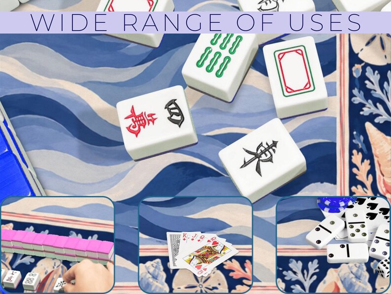 K&ouml;nnte beinhalten: Wei&szlig;e Mahjong-Steine mit roten und schwarzen Symbolen liegen auf einem blauen, wellenf&ouml;rmigen Hintergrund. Das Bild enth&auml;lt den Text "WIDE RANGE OF USES" und kleinere Bilder von Spielkarten, Dominosteinen und weiteren Mahjong-Steinen.