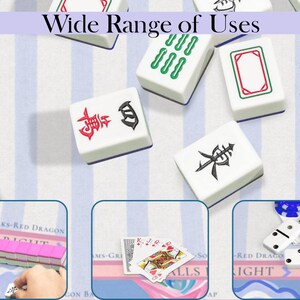Puede incluir: Azulejos de Mahjong blancos con s&iacute;mbolos rojos, verdes y negros sobre un fondo a rayas. La imagen incluye el texto "Wide Range of Uses" y ejemplos de otros juegos como domin&oacute; y naipes.