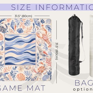 Pu&ograve; includere: Un tappetino da gioco quadrato di 80 cm x 80 cm con un design a tema marino. Presenta un motivo a onde al centro e un bordo con conchiglie, granchi e coralli. Una borsa nera e un oggetto bianco arrotolato sono mostrati come opzioni di borsa.