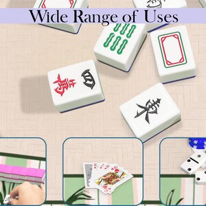 K&ouml;nnte beinhalten: Wei&szlig;e Mahjong-Steine mit roten, gr&uuml;nen und schwarzen Symbolen liegen auf einer beigen Oberfl&auml;che. Der Text "Wide Range of Uses" ist zu sehen. Das Bild enth&auml;lt auch Spielkarten, Dominosteine und andere Mahjong-Steine.