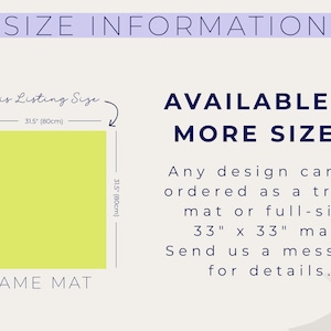 Pu&ograve; includere: Un tappetino da gioco quadrato verde lime, di 80 cm per lato, con la scritta "GAME MAT" in basso. L'immagine include anche del testo che indica la disponibilit&agrave; del design in pi&ugrave; misure, tra cui un tappetino da 33" x 33".