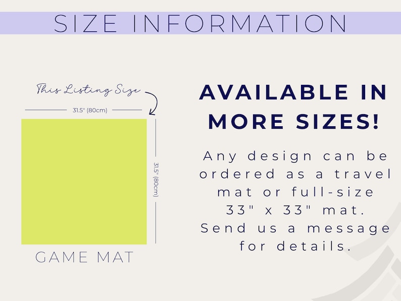 Pu&ograve; includere: Un tappetino da gioco quadrato verde lime, di 80 cm per lato, con la scritta "GAME MAT" in basso. L'immagine include anche del testo che indica la disponibilit&agrave; del design in pi&ugrave; misure, tra cui un tappetino da 33" x 33".