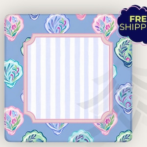 Puede incluir: Un art&iacute;culo decorativo cuadrado de color azul claro con un patr&oacute;n de conchas marinas y un centro a rayas blancas y azul claro enmarcado en rosa. Las conchas marinas son en tonos de rosa, verde y azul, con detalles florales. Un gr&aacute;fico en forma de nube azul oscuro con las palabras "FREE SHIPPING" est&aacute; en la esquina superior derecha.
