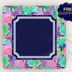 Puede incluir: Bandeja decorativa cuadrada con un vibrante patr&oacute;n de arrecife de coral en rosa, verde y azul. La bandeja tiene un centro azul marino con un borde azul claro y el texto "Play Right" y "Walls Left".