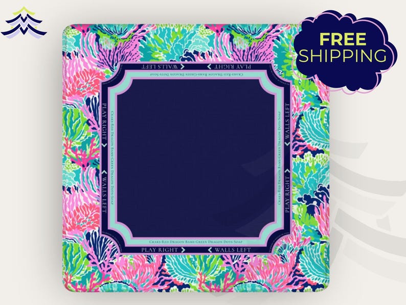 Puede incluir: Bandeja decorativa cuadrada con un vibrante patr&oacute;n de arrecife de coral en rosa, verde y azul. La bandeja tiene un centro azul marino con un borde azul claro y el texto "Play Right" y "Walls Left".