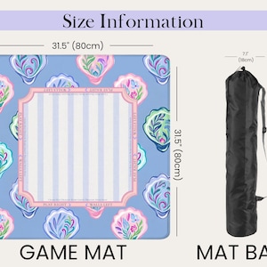Puede incluir: Una alfombra de juego azul con un patr&oacute;n de conchas marinas, de 80 cm cuadrados, y una bolsa de alfombra negra, de 85 cm de largo. La alfombra tiene un &aacute;rea central con rayas verticales y el texto "PLAY RIGHT".