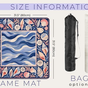 K&ouml;nnte beinhalten: Ein quadratischer Spielteppich mit Muschelbord&uuml;re und blauem Wellenmuster, 80 cm pro Seite. Enth&auml;lt eine schwarze Tasche und eine wei&szlig;e gerollte Option. Text: "GAME MAT" und "BAG options".
