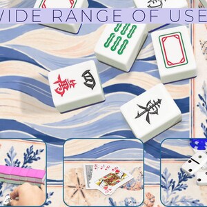 Pu&ograve; includere: Tessere di Mahjong bianche con simboli rossi, verdi e neri sono sparse su una superficie a motivi blu e bianchi. Il testo "WIDE RANGE OF USES" &egrave; in alto. Ulteriori immagini mostrano carte da gioco, domino e altre tessere di Mahjong.