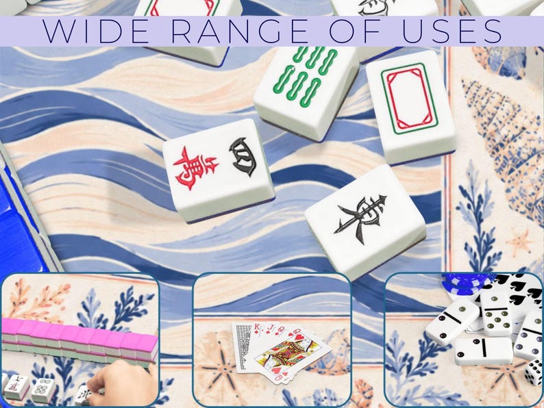 Pu&ograve; includere: Tessere di Mahjong bianche con simboli rossi, verdi e neri sono sparse su una superficie a motivi blu e bianchi. Il testo "WIDE RANGE OF USES" &egrave; in alto. Ulteriori immagini mostrano carte da gioco, domino e altre tessere di Mahjong.