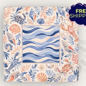 Pu&ograve; includere: Articolo decorativo quadrato a tema costiero. Il bordo presenta illustrazioni di conchiglie, granchi e coralli nei toni del blu, pesca e bianco. Il centro presenta un motivo a onde blu e bianche. L'articolo ha il testo "FREE SHIPPING".