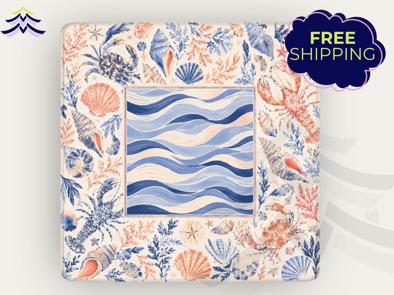Pu&ograve; includere: Articolo decorativo quadrato a tema costiero. Il bordo presenta illustrazioni di conchiglie, granchi e coralli nei toni del blu, pesca e bianco. Il centro presenta un motivo a onde blu e bianche. L'articolo ha il testo "FREE SHIPPING".