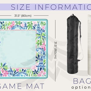 Pu&ograve; includere: Un tappetino da gioco quadrato, di 80 cm per lato, con un centro azzurro e un bordo con pagode blu, fiori rosa e fogliame verde. Una borsa nera e un oggetto bianco arrotolato sono mostrati accanto al tappetino. Il testo "GAME MAT" &egrave; in basso.