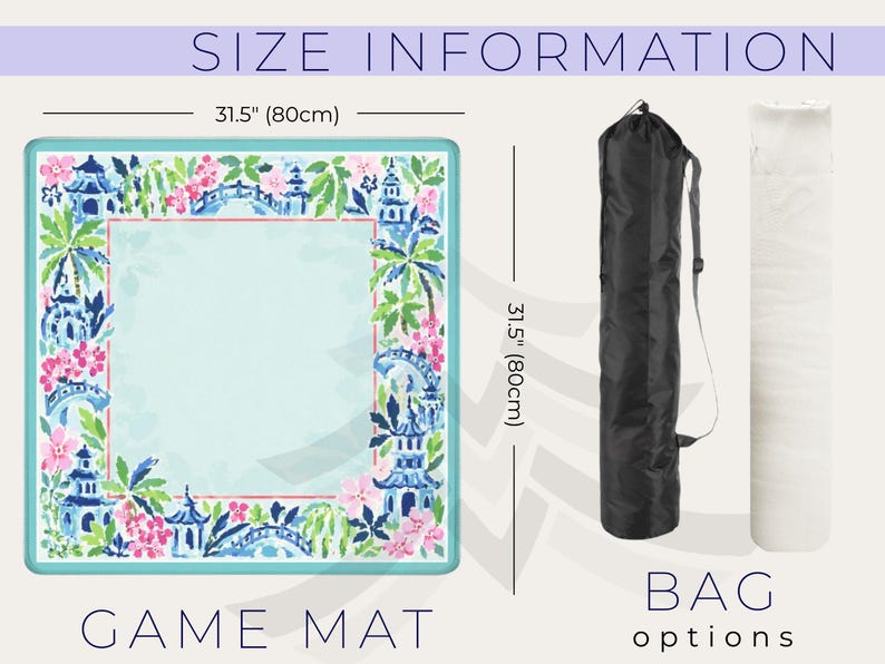 Pu&ograve; includere: Un tappetino da gioco quadrato, di 80 cm per lato, con un centro azzurro e un bordo con pagode blu, fiori rosa e fogliame verde. Una borsa nera e un oggetto bianco arrotolato sono mostrati accanto al tappetino. Il testo "GAME MAT" &egrave; in basso.