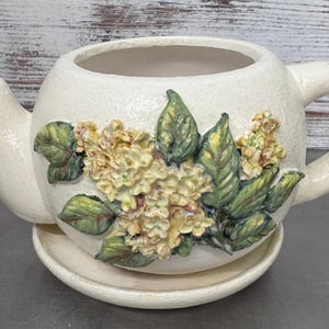 Handgemaakte keramische theepot plantenbak: crème aardewerk gele hortensia bloemdessin (7"× 4"× 4")