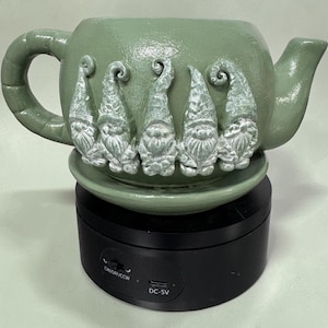 Puede incluir: Un juego de tres tazas de cerámica con un acabado moteado y mate. Las tazas son en tonos crema, gris claro y gris oscuro. Cada taza tiene un diseño simple y minimalista, ideal para café o té.