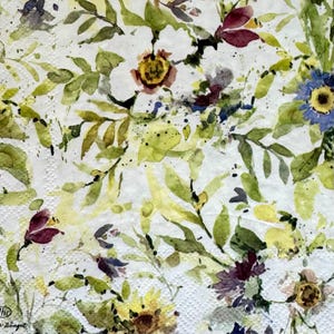 Pode incluir: Um guardanapo de papel branco com uma estampa em aquarela de várias flores silvestres e folhagens em tons de verde, amarelo, roxo e vermelho escuro. O design inclui respingos de tinta escura espalhados pela superfície texturizada.