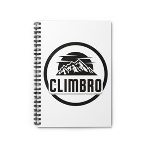 Könnte beinhalten: Weißes Spiralnotizbuch mit einem schwarz-weißen Bergketten-Design in einem schwarzen Kreis. Das Wort "CLIMBRO" ist in fetten, weißen Buchstaben unter der Berggrafik aufgedruckt. Das Notizbuch hat eine saubere, minimalistische Ästhetik.