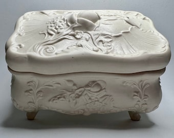 Boîte à bijoux de cercueil en porcelaine bisque - vintage
