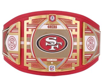 Cinturón réplica del campeonato de aficionados al fútbol americano de San Francisco Legacy Of Football - Fiel a la bahía. Edición especial con título rojo.