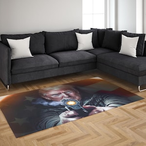 Alfombra patriótica con la bandera estadounidense y un diseño heroico de la cultura pop: una pieza llamativa para el dormitorio o estudio de un hombre.